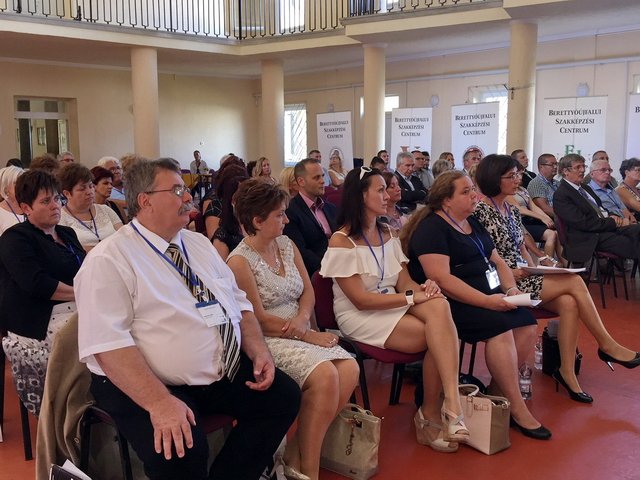 A szakképzési intézményrendszer átfogó fejlesztése 10